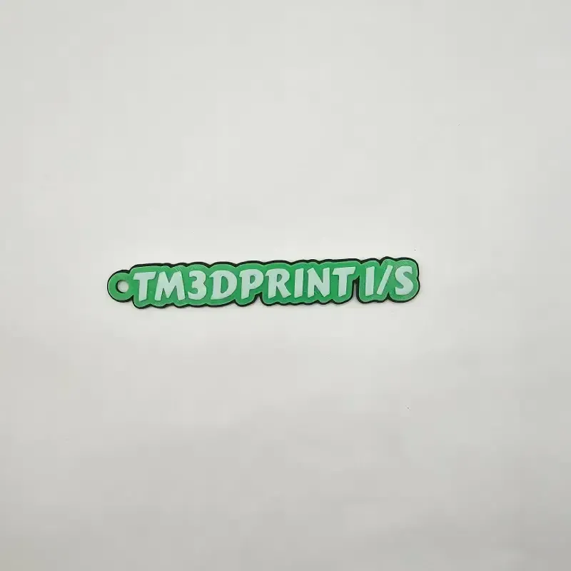 Design din egen personlige 3D-printede navnenøglering hos TM3DPRINT I/S. Vælg selv navn, tekst og farvekombinationer.